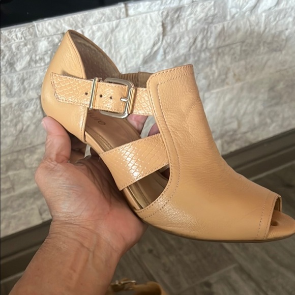 Nurture by Lamaze Tan heels  with Adjustable Strap size 6 1/2 - Picture 12 of 12